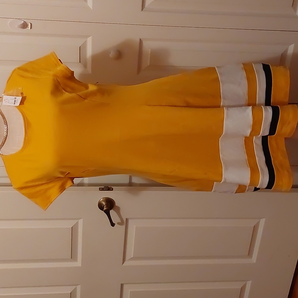 Color block dress with side pockets *necklace not included*